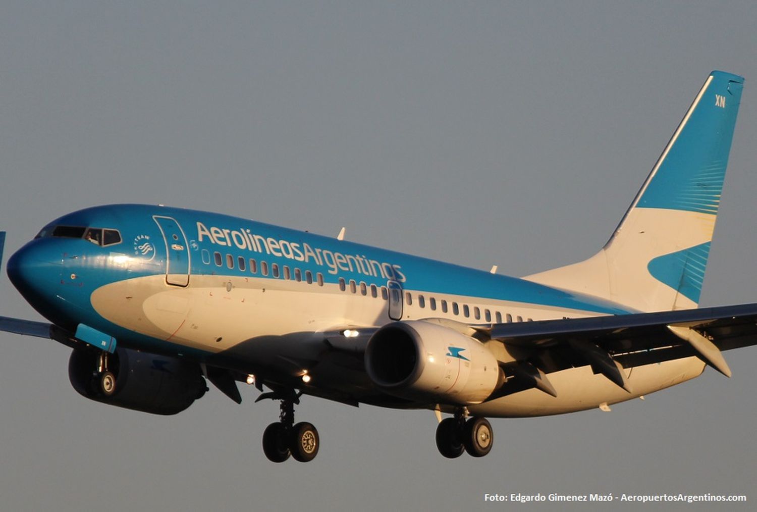 Un Boeing 737-700 de Aerolíneas Argentinas recibió el livery actual de la empresa