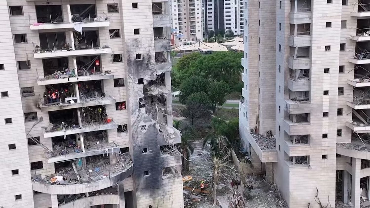 El impacto de un misil dejó severos daños en un complejo residencial y causó la muerte de cuatro personas