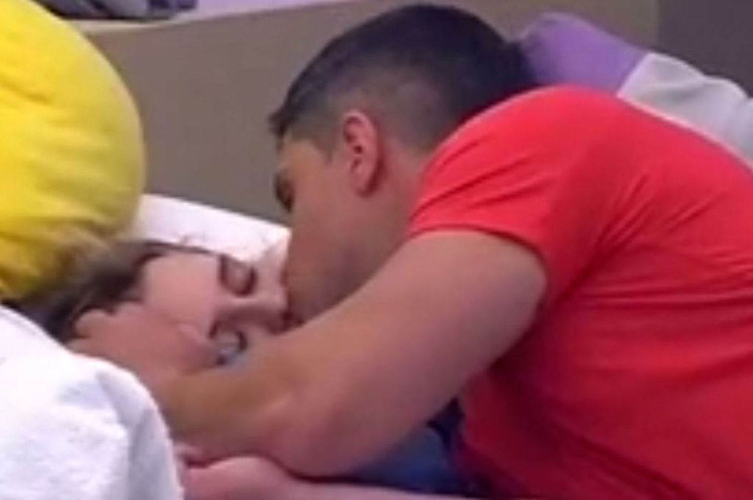 Constanza y Alexis a los besos en la casa de Gran Hermano