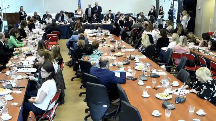 Intelectuales, políticos y periodistas exponen sobre la despenalización del aborto
