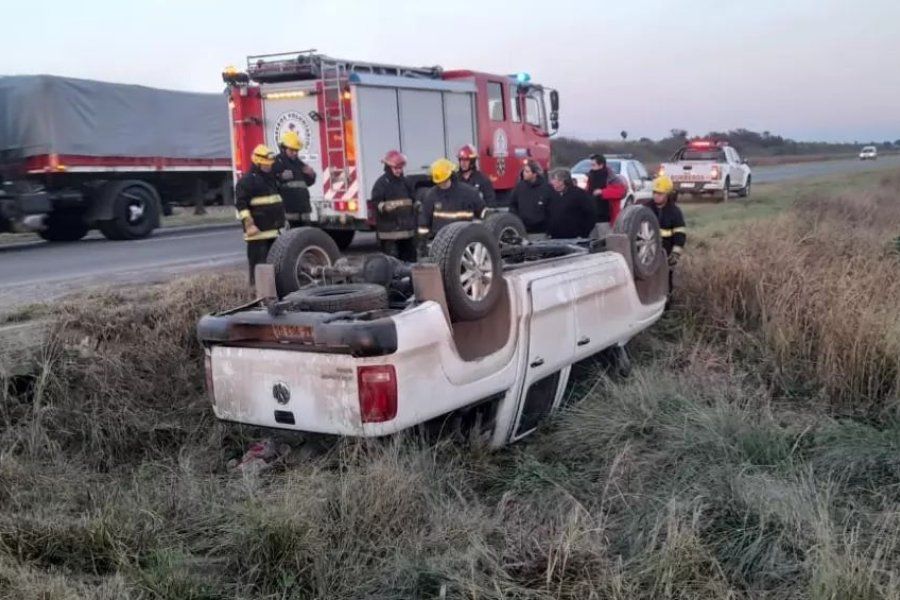 Una camioneta volcó en la Ruta 17: bomberos debieron acudir al lugar