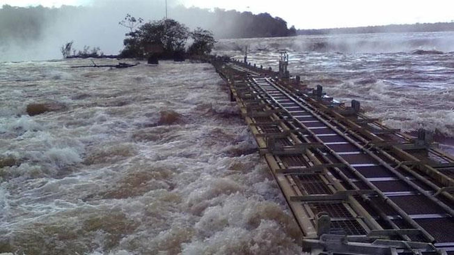 Inundaciones obligaron a cerrar las Cataratas del Iguazú