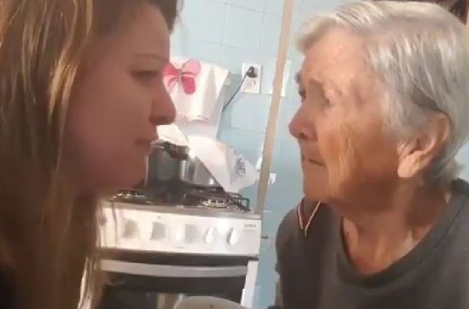 El emotivo vídeo de una abuela con mal de Alzheimer que reconoce a su hija y le dice «te amo»