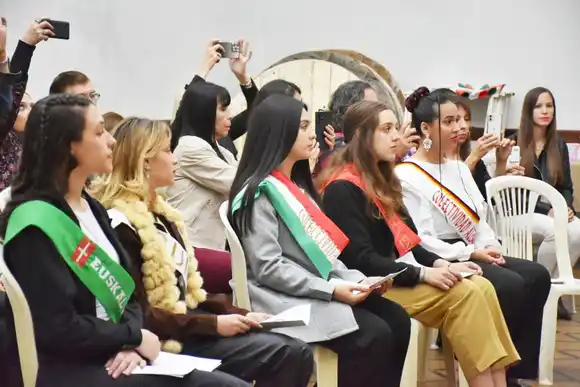 Se realizó la presentación de las postulantes a reina de las distintas colectividades 