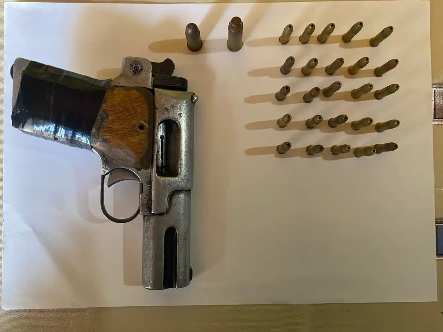 Arma de fuego y municiones secuestradas durante el allanamiento. Crédito: Relaciones Policiales.