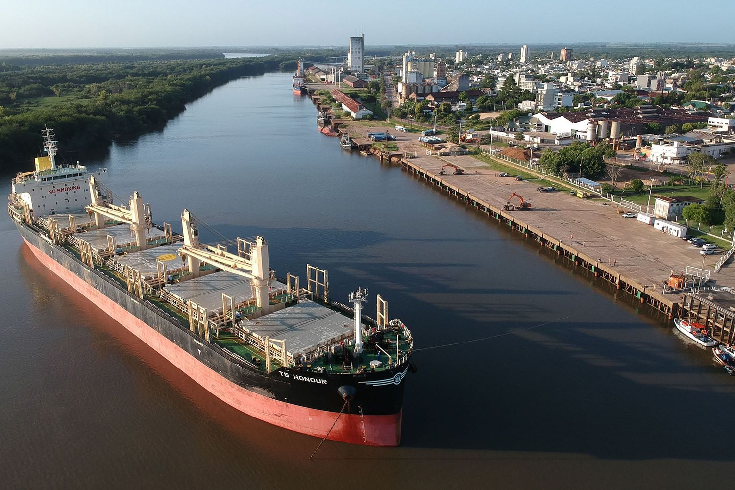 Ingresó otro ultramarino al puerto de Concepción del Uruguay
