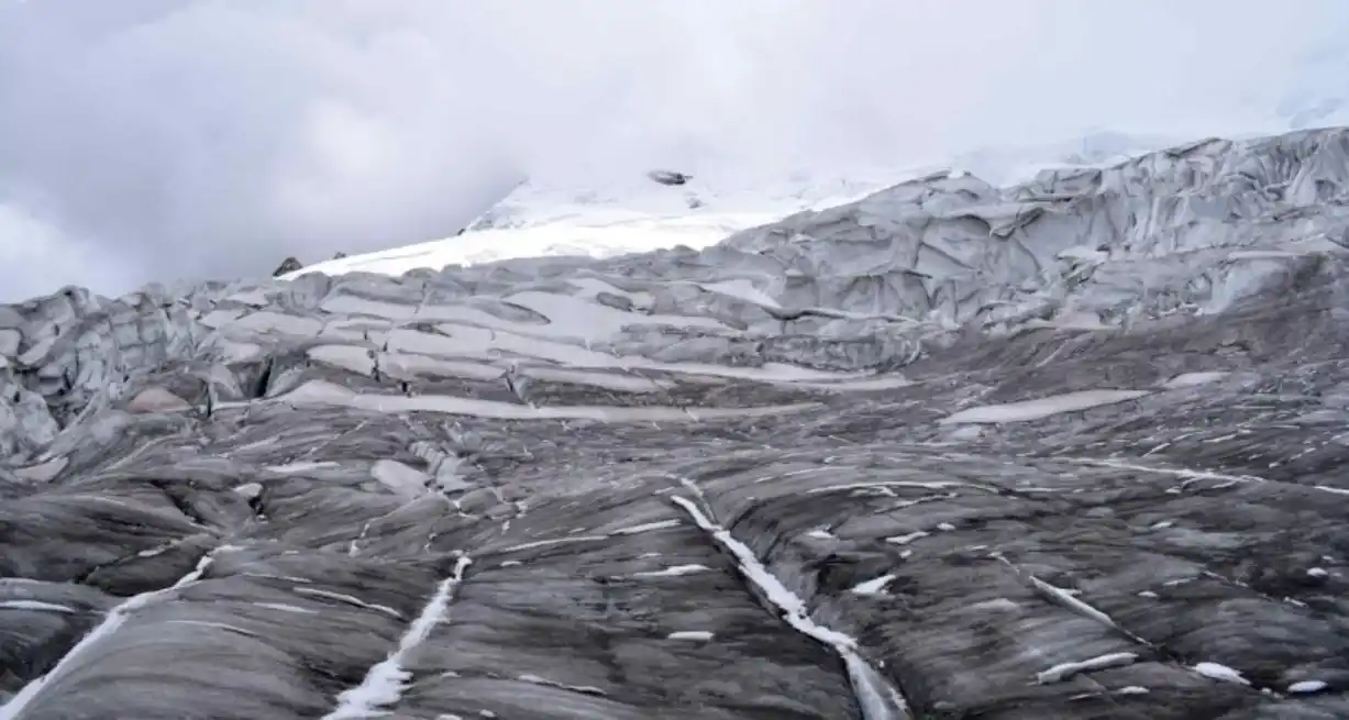 En Perú existen un total de 2.084 glaciares libres y cubiertos por escombros de rocas, que ocupan una superficie de 1.050 kilómetros cuadrados.
