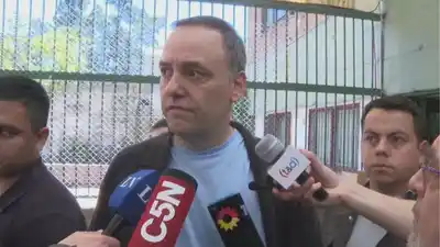 Adorni votó y dijo que no ve estas elecciones como un plebiscito a Milei