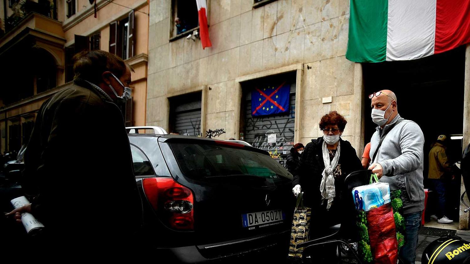Italia cierra las discotecas e impone la mascarilla para las salidas nocturnas