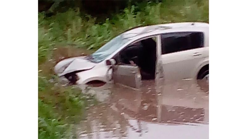 Despistó y terminó dentro del agua