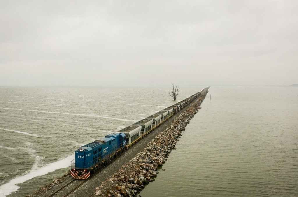Las vías del tren de cargas sobre la laguna La Picasa ya están rehabilitadas al 70%