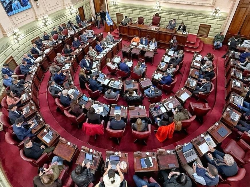 Tras dos cuartos intermedios, los convencionales aprobaron el despacho modificado originalmente por el oficialismo.