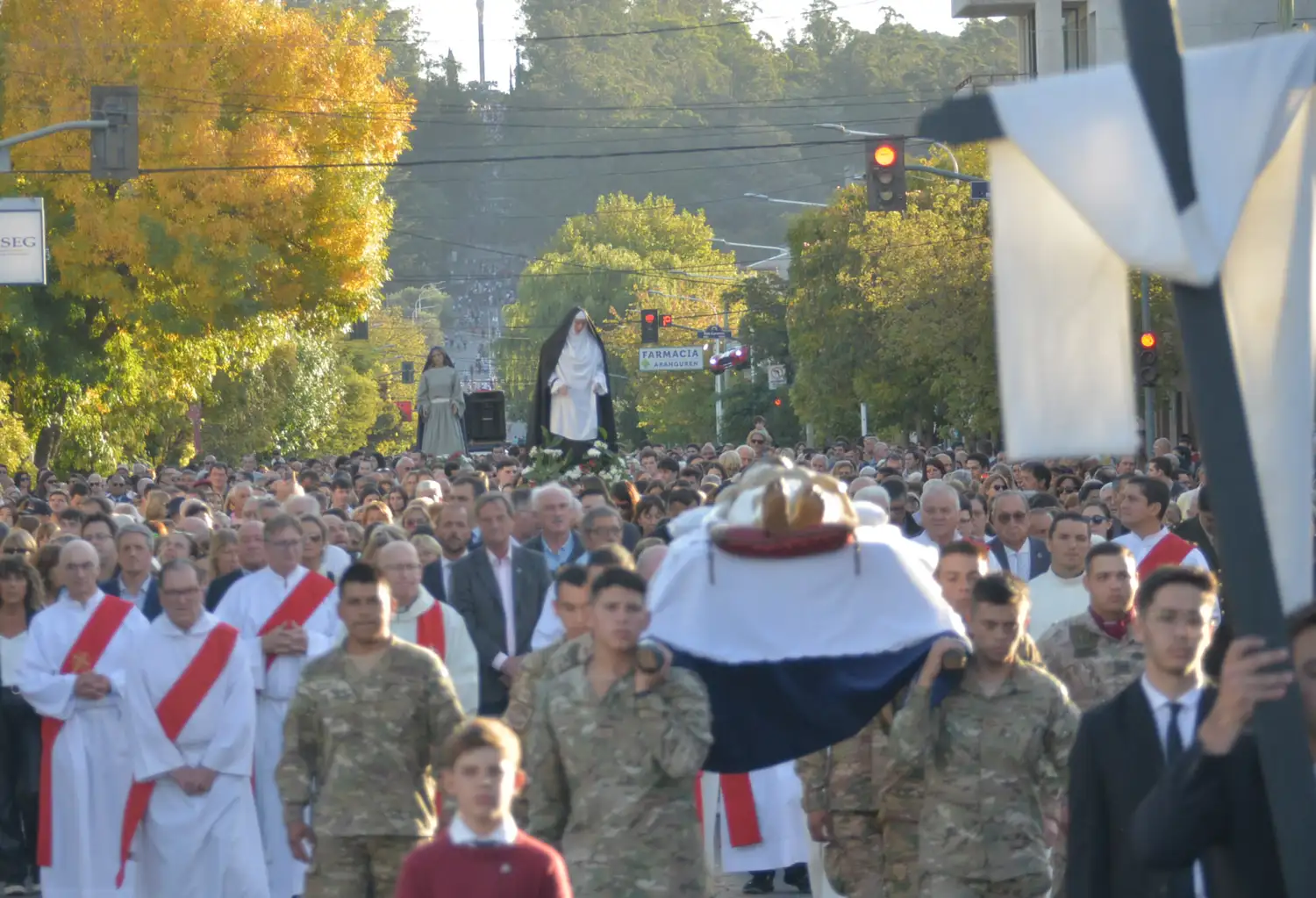 Vecinos y turistas participaron de una nueva Procesión del Santo Entierro.