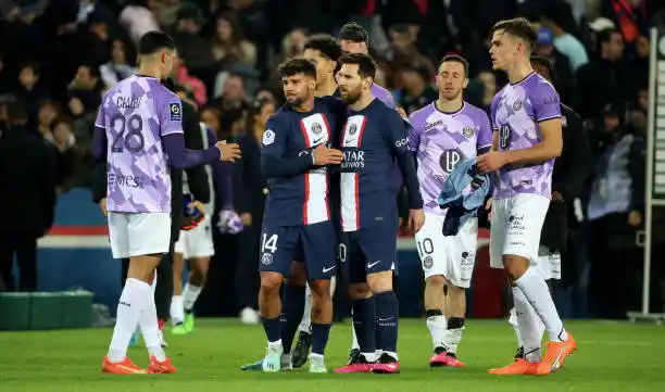 Messi, en el centro de los festejos con sus compañeros tras el segundo gol del PSG.