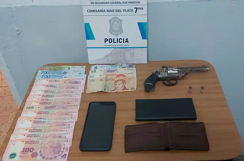 Lo atraparon con dinero y un arma de fuego: había robado un taxi