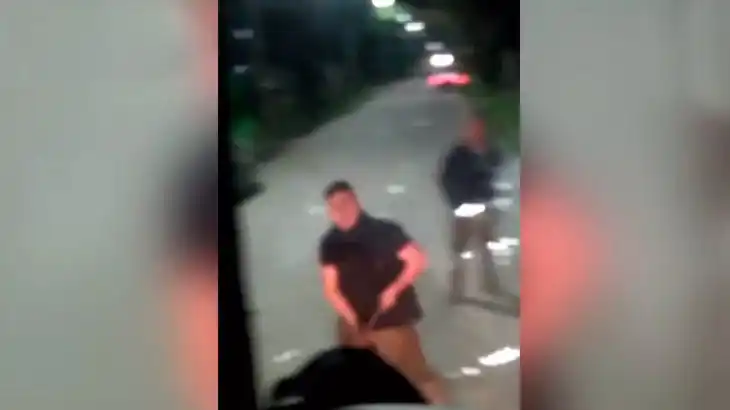 Ataque de locura: un chofer rozó a un auto y el dueño se bajó y destruyó el colectivo