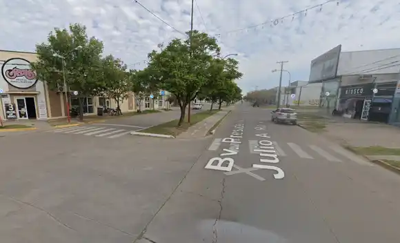 "En paños menores" en pleno Bv. Roca: andaba mostrando más de lo debido durante la madrugada