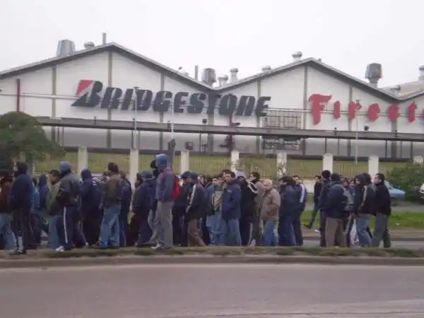 Paro de trabajadores de Bridgestone por rechazo a nuevos despidos en Lomas de Zamora