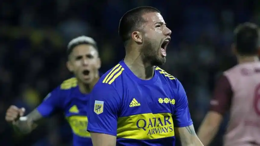 Boca le ganó a Lanús y no afloja en la pelea