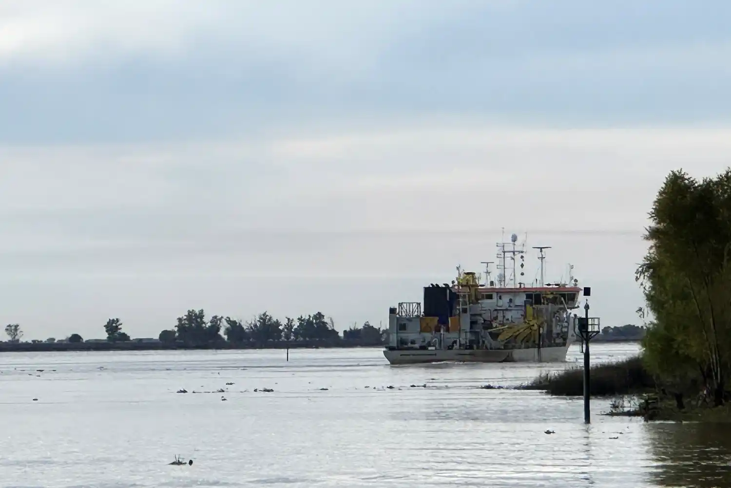 La draga Afonso de Albuquerque volvió al canal de acceso del puerto de San Pedro.