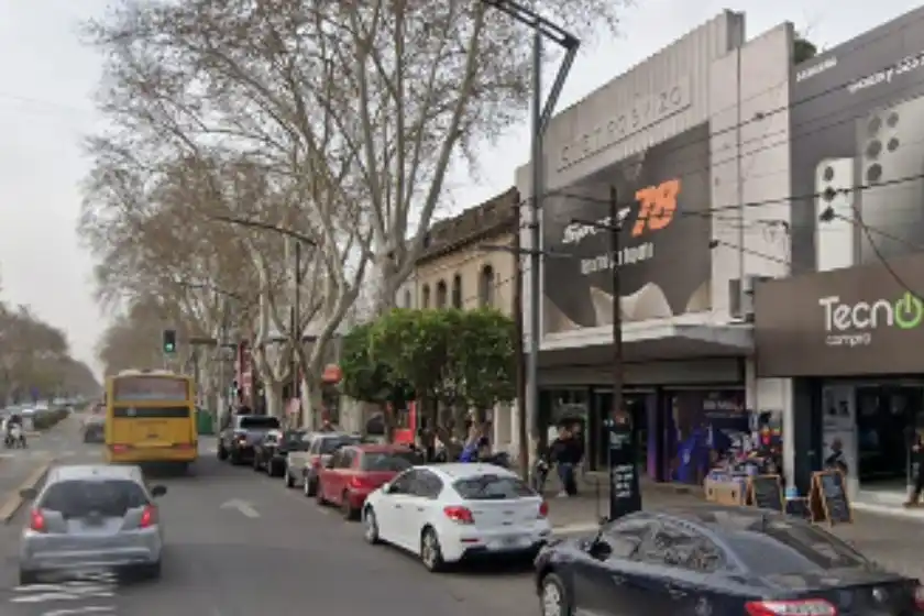 Delincuentes hicieron un boquete y entraron a robar a un local de ropa deportiva de zona sur