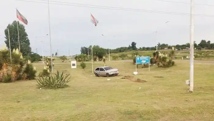 Huyó de la policía, chocó y  sus amigas se quebraron