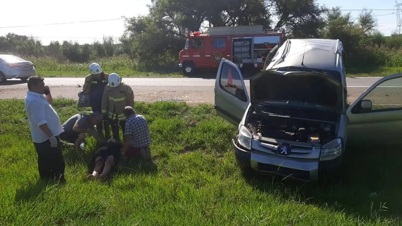 Volcó un auto en la Ruta 12: una mujer fue hospitalizada