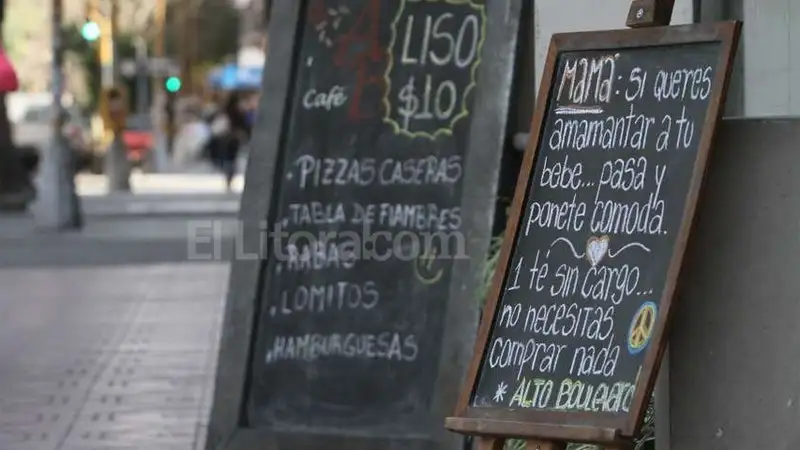 Un bar ofrece un espacio y un té gratis a madres que quieran amamantar