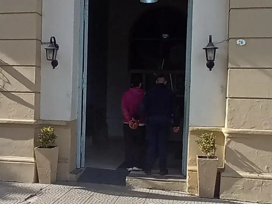 Intentaba vender herramientas en la calle, pero la Policía sospechó que no eran suyas: terminó detenido