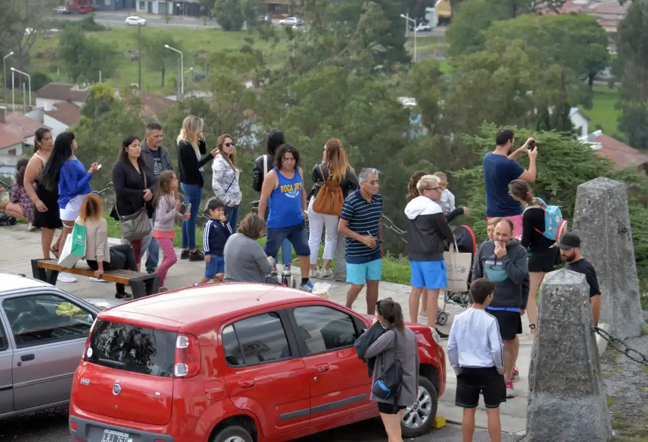 Vecinos y turistas coparon paseos: las fotos que preocupan