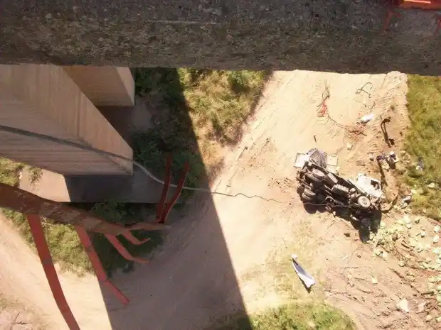 Madre e hijo murieron al caer del puente Mitre y el chofer está grave  