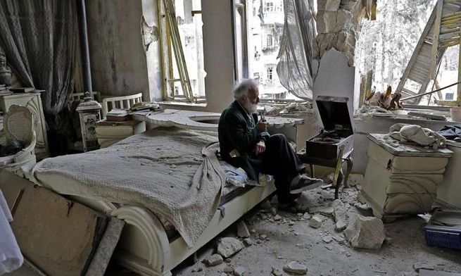Un anciano en las ruinas de su casa, el nuevo símbolo de la guerra en Siria