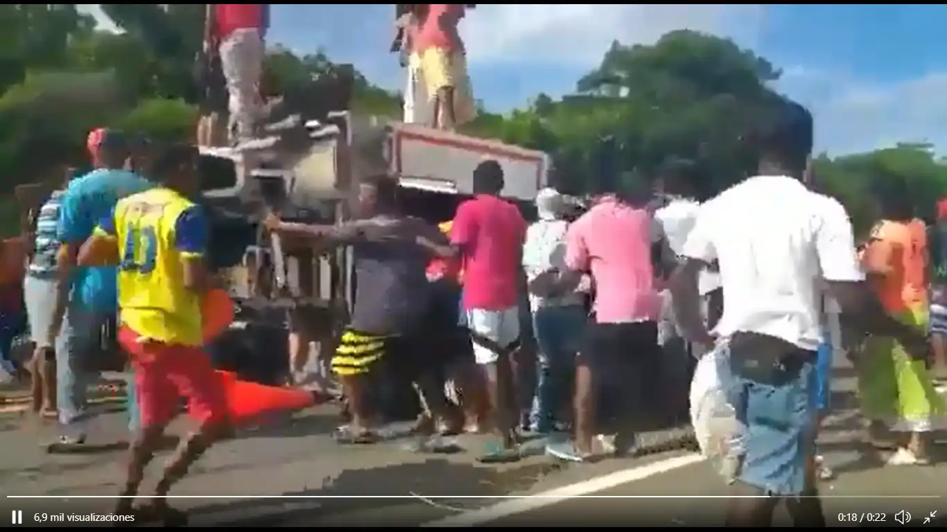 ¡Indignación! Saquean de camión en la vía Barranquilla – Cartagena