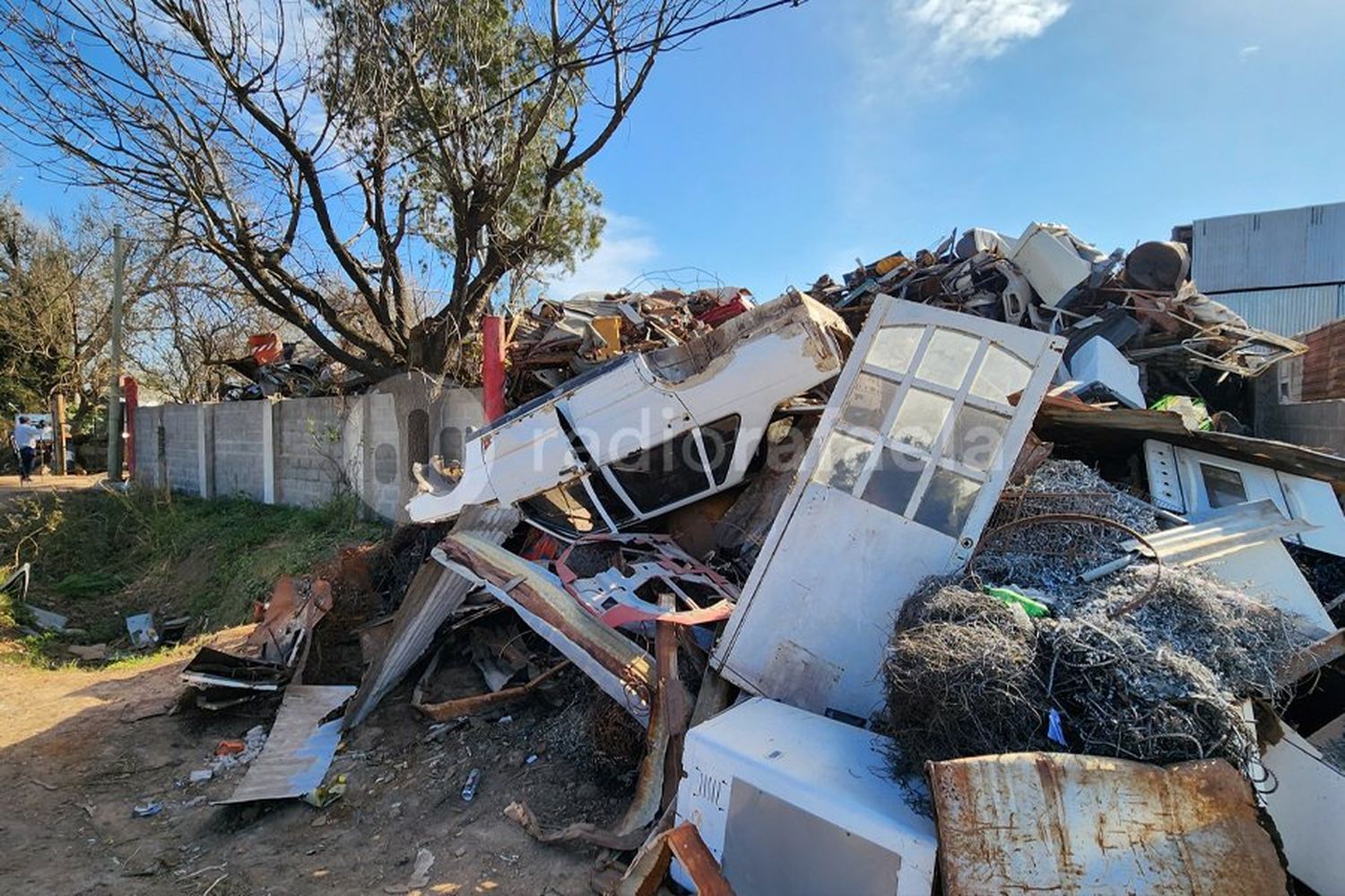 Allanamientos en chacaritas de Rafaela y zona: hallaron pallets de historias clínicas y hasta 30 ataúdes