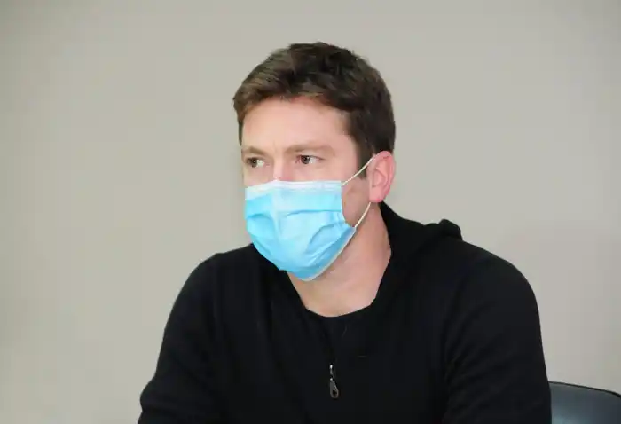 El promedio de edad de los internados en terapia descendió a 49 años 