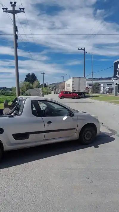 Dos vehículos colisionaron e impactaron contra un camión que se encontraba estacionado