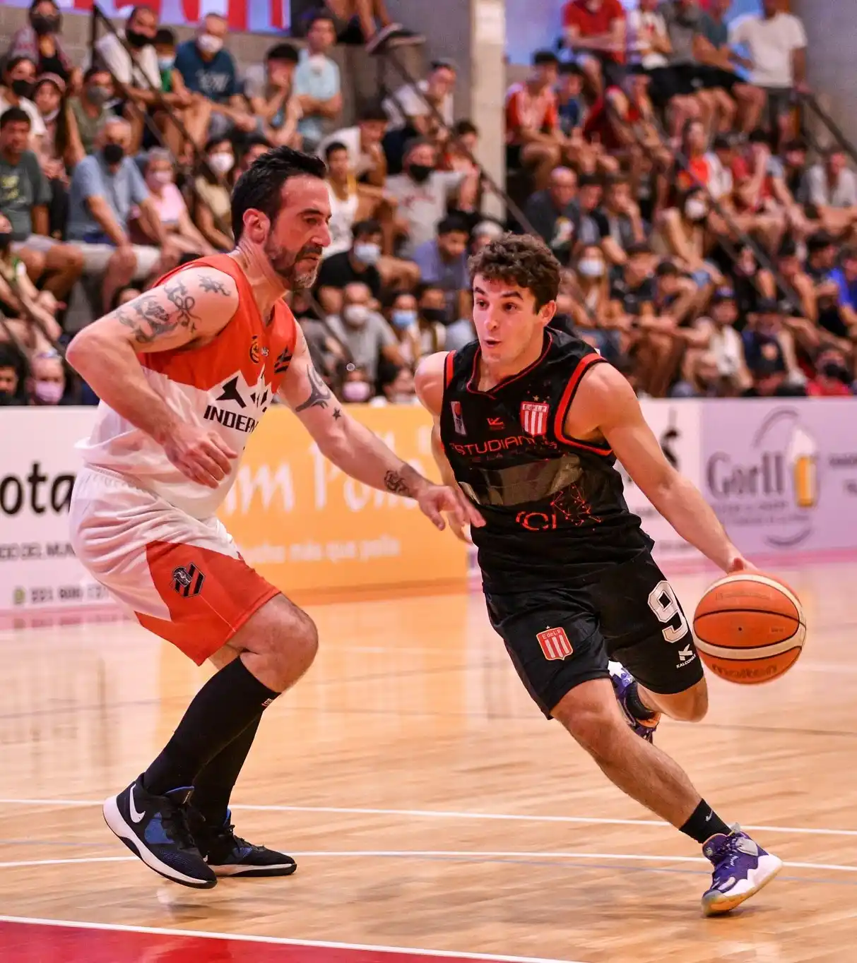 Andrizzi, frente a García Barucco, en la derrota de Independiente con Estudiantes. El rojinegro va por la recuperación.