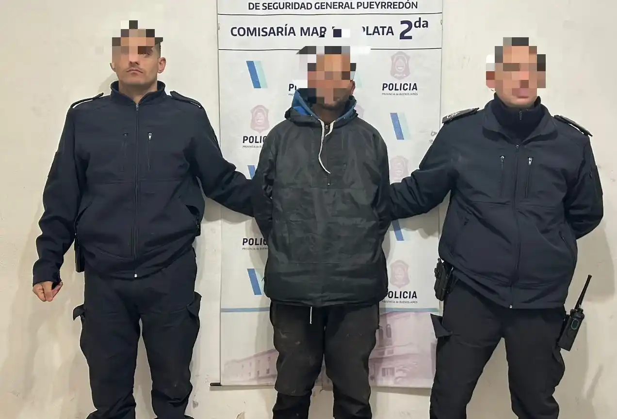Cuando el personal policial intentó identificarlo y retirarlo del lugar, el hombre reaccionó de forma violenta e intentó golpear a una de las uniformadas.