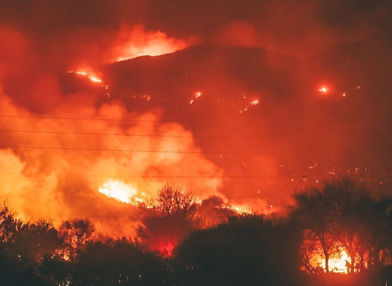 Fuego sin control en Córdoba: bomberos y brigadistas pasaron toda la noche combatiendo las llamas