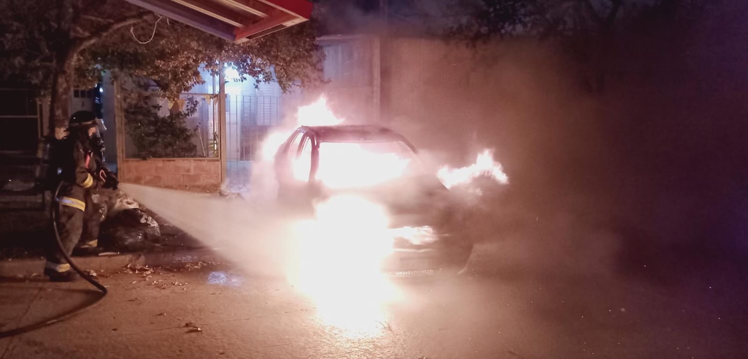 Un auto quedó consumido por las llamas en la madrugada y puso en alerta a todo el barrio Güemes