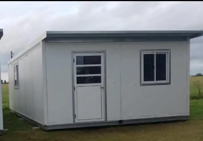 Uno de los dos containers en los cuales se dan clases y se sirve la comida-