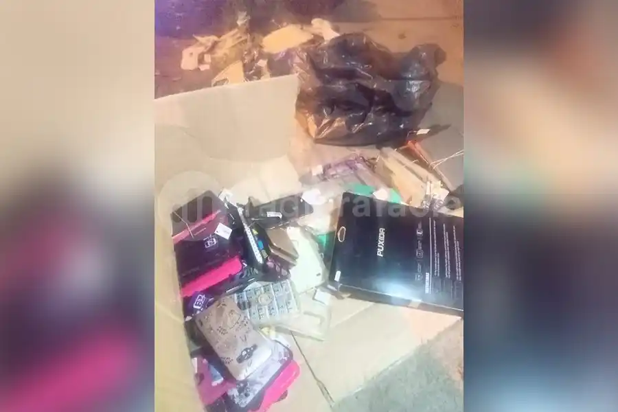 Encontraron una caja tirada con varias fundas de celulares y lo denunciaron