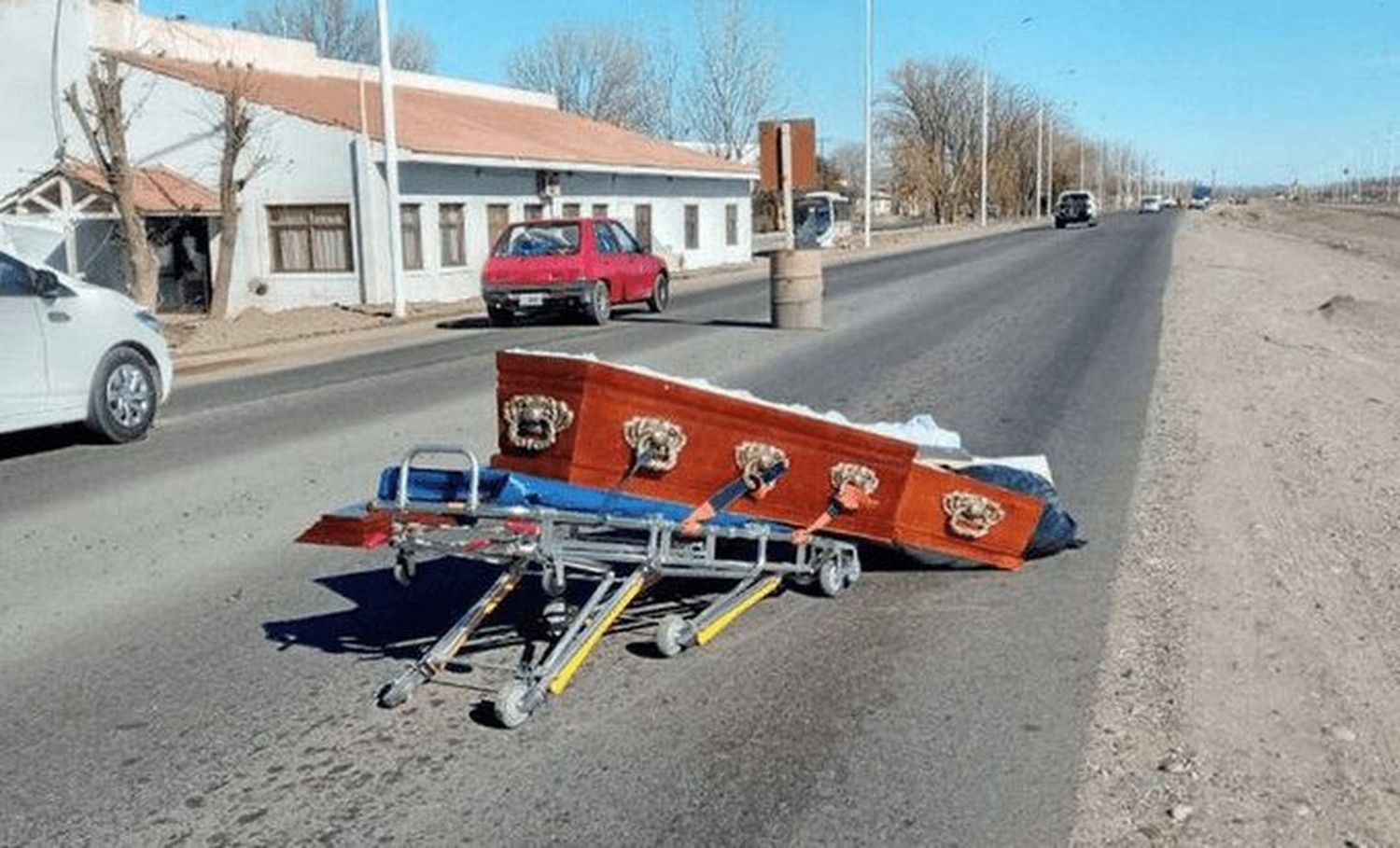 ¡Ayyyy! El «muertito» se sale del ataúd en plena calle