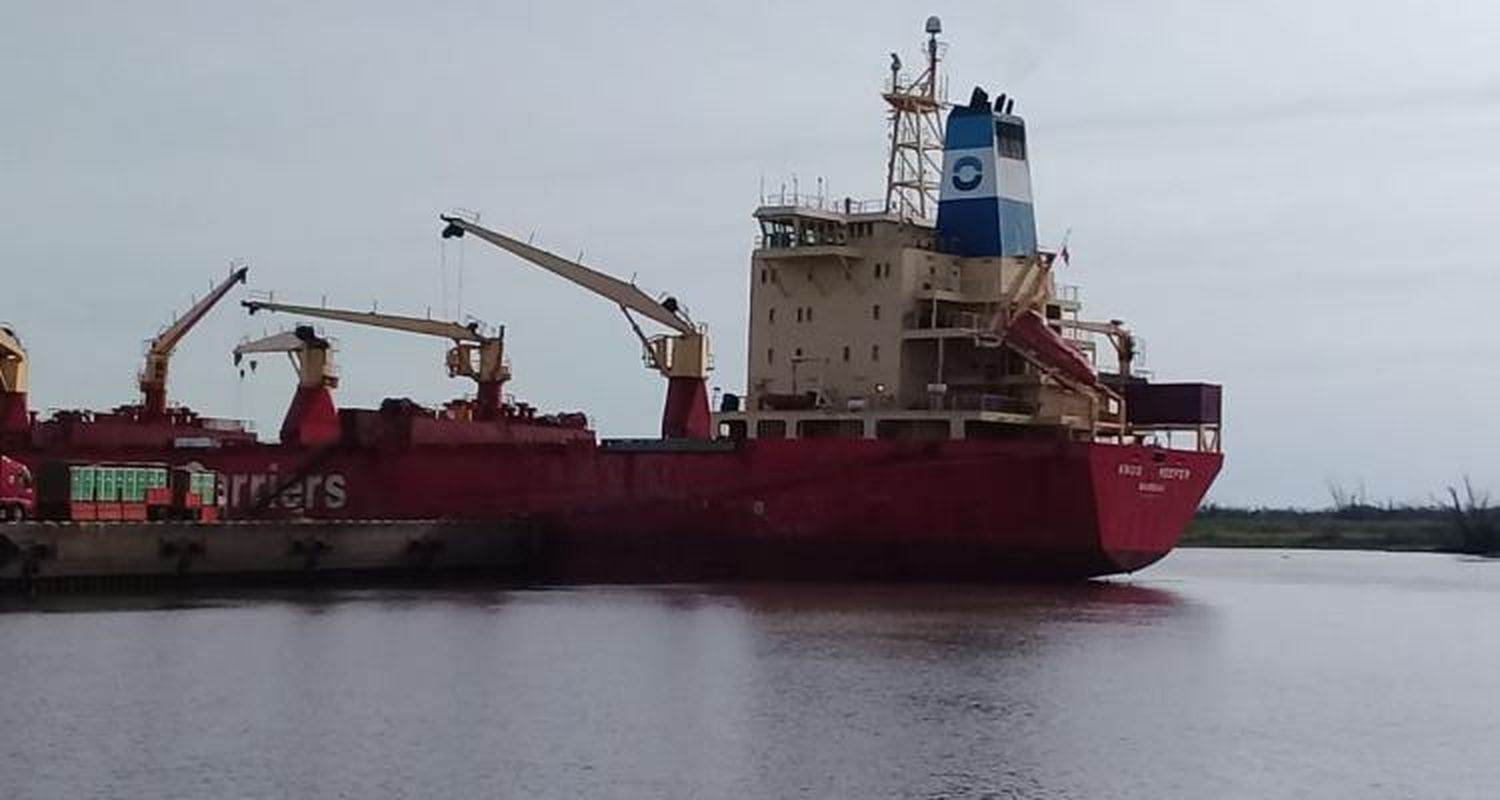 La bajante extraordinaria del río varó un barco en el puerto