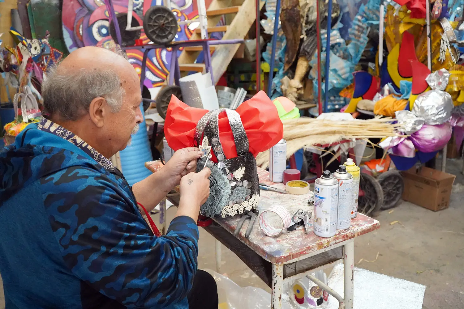 Preparativos. El director de Cultura, Juan Gamba, confecciona las máscaras para el Carnaval