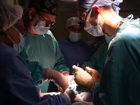 Operaron a una beba en el útero de su mamá y el final es conmovedor