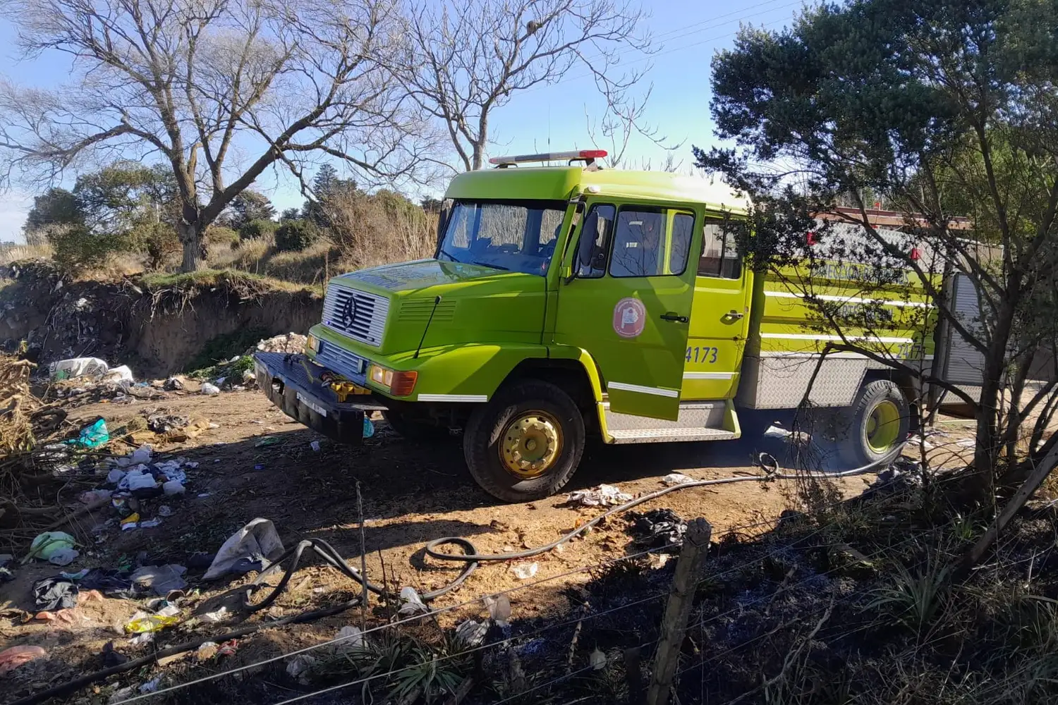 El incendio se registró en una cava de seis metros de profundidad.