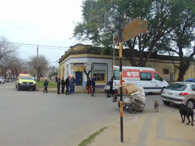 Bomberos y personal del 107 atendieron al masculino lesionado.