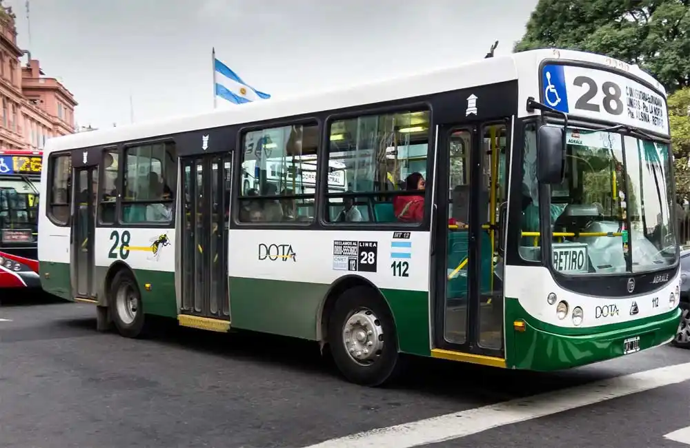 Continúa el paro sorpresivo en 60 líneas de colectivos en Buenos Aires