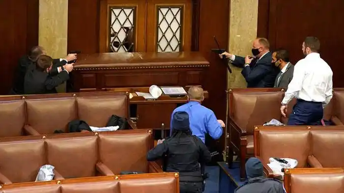 Tensión en Washington y toque de  queda por disturbios en el Capitolio